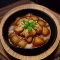 御梦子主编林默的肖像照，戴着眼镜，身后是摆满书籍的书架，神情温和而专注